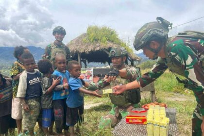 Satgas Yonif 323 bagikan susu dan telur kepada anak-anak Kampung Gigobak, Distrik Sinak, Kabupaten Puncak, Papua, Senin (10 /6/2024).
