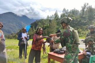 kegiatan bakti sosial yang dilaksanakan oleh Satgas Mobile Yonif 323/BP Pos Beoga, yang dipimpin oleh Lettu Inf Ari, pada Selasa (11/06/2024).