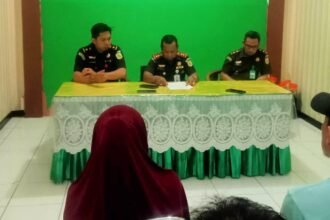 Kepala kejaksaan Negeri Enrekang, Padeli, di dampingi oleh Kepala seksi intelejen dan kepala seksi pidana umum dalam press release