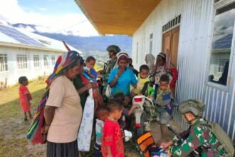 Peduli kesehatan, dari TNI untuk Masyarakat Papua, (12/6/2024). (Dok. Pen. Satgas Mobile Yonif 323/HO/mediapesan.com)