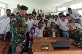 Satgas Mobile Yonif 323/Buaya Putih tanamkan nilai-nilai bela negara anak pedalaman Papua dengan menanamkan wawasan kebangsaan dan semangat belajar sejak dini, Jumat (14/6/2024).
