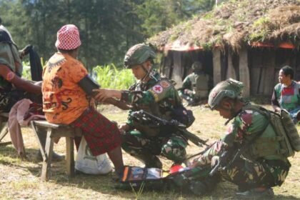 Aksi Sosial Prajurit Buaya Putih: Pakaian dan Yankes Keliling untuk Warga Honai