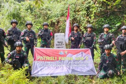 Satuan Tugas Pengamanan Perbatasan RI-PNG Sektor Utara dari Yonif 122/TS Kipur A melaksanakan patroli di patok MM 2 yang terletak di Kampung Muaratami, Distrik Muaratami, Kota Jayapura, Papua pada 15 Juni 2024.