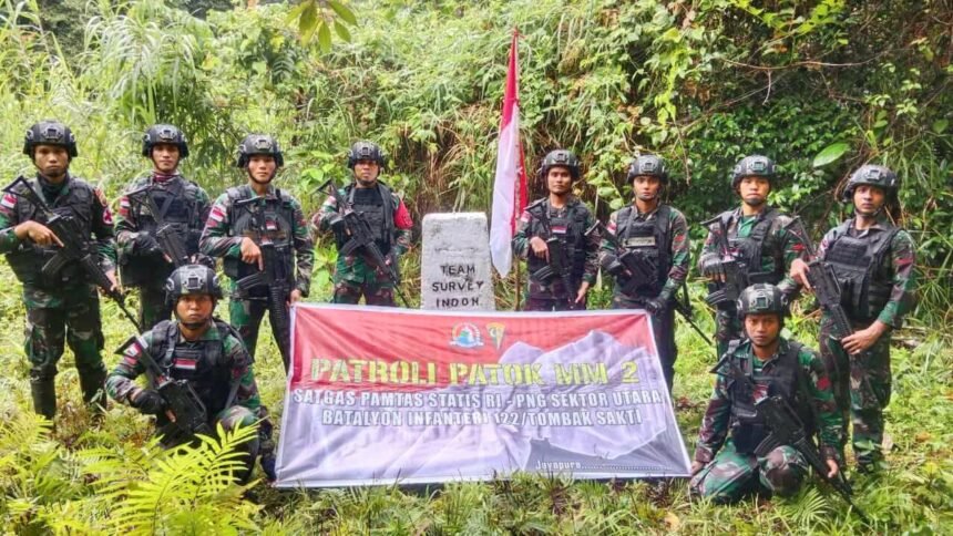 Satuan Tugas Pengamanan Perbatasan RI-PNG Sektor Utara dari Yonif 122/TS Kipur A melaksanakan patroli di patok MM 2 yang terletak di Kampung Muaratami, Distrik Muaratami, Kota Jayapura, Papua pada 15 Juni 2024.
