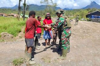 Satgas Yonif 323 Buaya Putih Bagikan Nasi Bungkus di Kampung Gigobak, (16/6/2024).