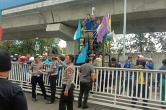 Konfederasi SPSI Makassar gelar aksi terkait kebijakan baru tentang penerbitan dan penandaan Surat Izin Mengemudi (SIM), (20/6/2024).