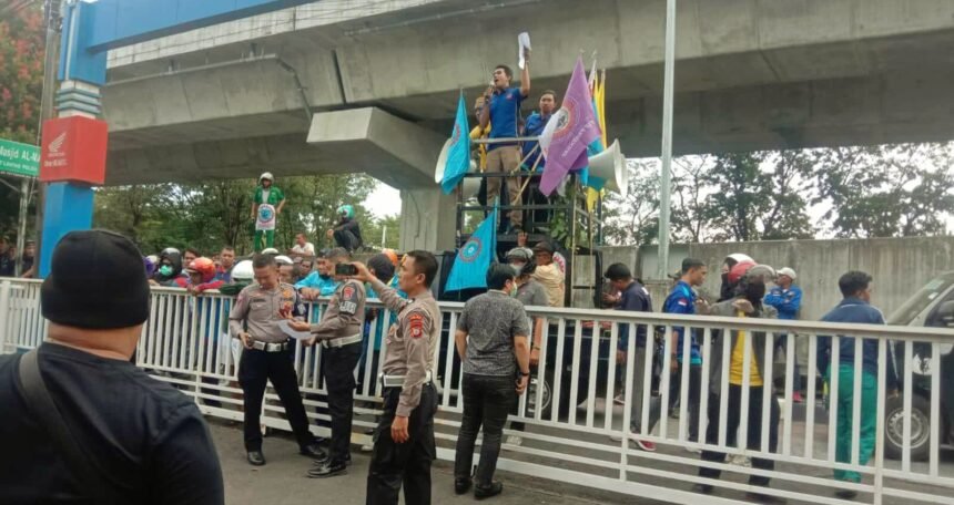 Konfederasi SPSI Makassar gelar aksi terkait kebijakan baru tentang penerbitan dan penandaan Surat Izin Mengemudi (SIM), (20/6/2024).