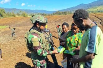 Satgas Yonif 323/Buaya Putih bagikan bibit tanaman kepada warga di Puncak, Papua, (26/6/2024).
