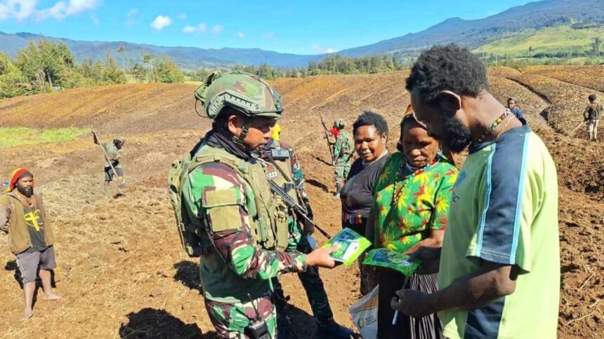 Satgas Yonif 323/Buaya Putih bagikan bibit tanaman kepada warga di Puncak, Papua, (26/6/2024).