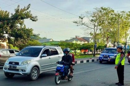 Satlantas Polres Takalar rutin mengatur lalu lintas di pagi hari, (28/6/2024).