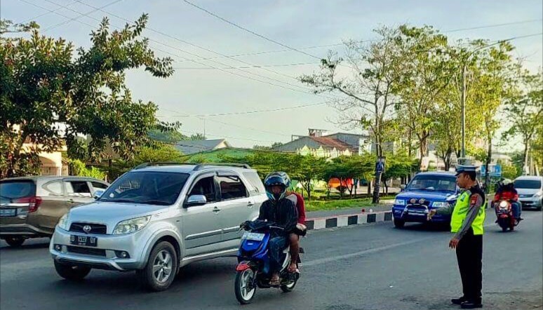 Satlantas Polres Takalar rutin mengatur lalu lintas di pagi hari, (28/6/2024).