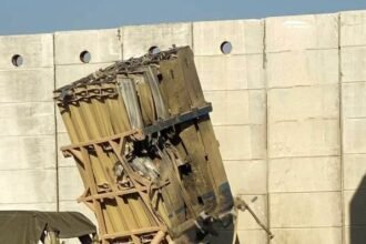 Sistem pertahanan udara Israel yang terkenal, Iron Dome, dilaporkan mengalami kerusakan akibat serangan rudal yang diluncurkan oleh kelompok militan Hizbullah, (7/6/2024). (palestinepost/ho/mediapesan.com)