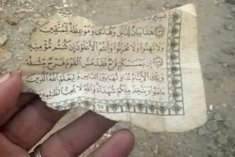 Potongan ayat ini ditemukan di wilayah Jalur Gaza, namun dampaknya sangat luas dan memberikan inspirasi bagi banyak orang yang melihatnya. (Ist.)