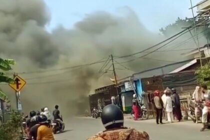 Kebakaran hebat telah melanda kawasan Jalan Mustafa Daeng Bunga, Paopao, Gowa siang tadi, (16/6/2024). 