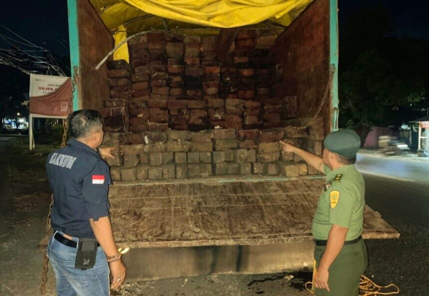 Tim Operasi Balai Gakkum KLHK Wilayah Sulawesi berhasil menggagalkan peredaran kayu ilegal di Kabupaten Bantaeng, Sulawesi Selatan, (23/6/2024).