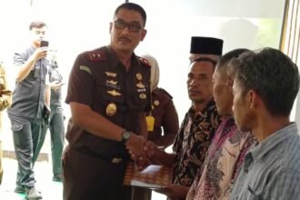 Kejati Maluku Agoes Soenanto Prasetyo pada pembagian bantuan kepada masyarakat Buru secara simbolis ,Selasa (2/7/2024)