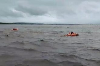 Basarnas cari ABK KMN Cahaya Madinah yang terjatuh di Muara Sungai Tangka, Sinjai, (3/7/2024).