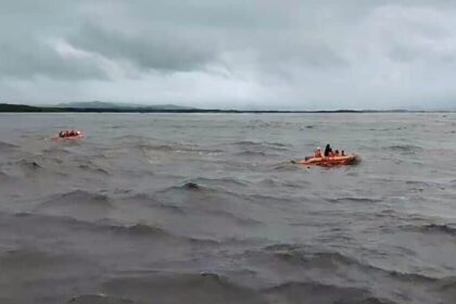 Basarnas cari ABK KMN Cahaya Madinah yang terjatuh di Muara Sungai Tangka, Sinjai, (3/7/2024).