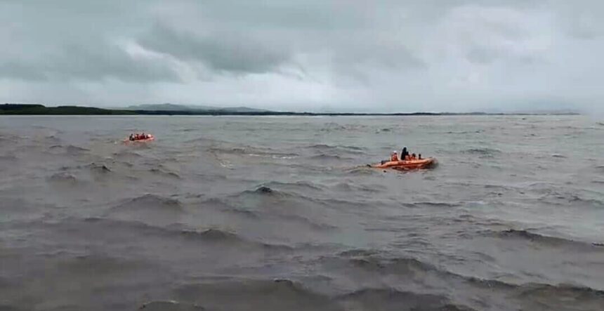 Basarnas cari ABK KMN Cahaya Madinah yang terjatuh di Muara Sungai Tangka, Sinjai, (3/7/2024).