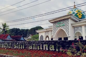 Masjid SITTI AMINAH yang terletak di Kelurahan Leang-Leang, Kecamatan Bantimurung, Kabupaten Maros.