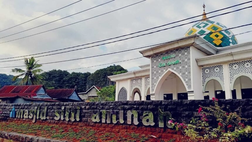 Masjid SITTI AMINAH yang terletak di Kelurahan Leang-Leang, Kecamatan Bantimurung, Kabupaten Maros.