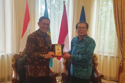 Duta Besar Republik Indonesia untuk Republik Kazakhstan dan Republik Tajikistan, Dr. Mochamad Fadjroel Rachman, menyambut kunjungan Direktur Politeknik Pariwisata (Poltekpar) Makassar, Dr. Herry Rachmat Widjaja, di Kantor Kedutaan Besar Indonesia di Astana pada Senin lalu, 1 Juli 2024.