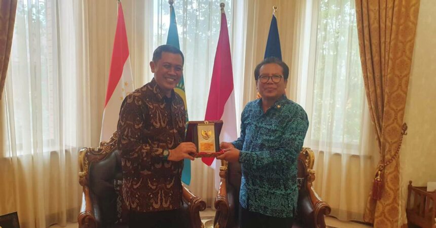 Duta Besar Republik Indonesia untuk Republik Kazakhstan dan Republik Tajikistan, Dr. Mochamad Fadjroel Rachman, menyambut kunjungan Direktur Politeknik Pariwisata (Poltekpar) Makassar, Dr. Herry Rachmat Widjaja, di Kantor Kedutaan Besar Indonesia di Astana pada Senin lalu, 1 Juli 2024.