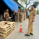 Kelurahan Kaluku Bodoa tertibkan pedagang kaki lima di Jalan Panampu, (9/7/2024).