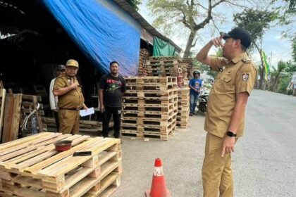 Kelurahan Kaluku Bodoa tertibkan pedagang kaki lima di Jalan Panampu, (9/7/2024).