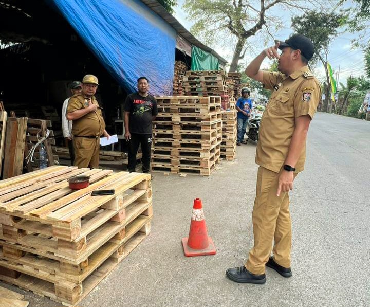 Kelurahan Kaluku Bodoa tertibkan pedagang kaki lima di Jalan Panampu, (9/7/2024).