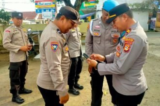 Cegah keterlibatan personel dalam judi online, Kapolsek Galut Polres Takalar, IPTU Hatta, SH, menggelar razia telepon seluler milik 43 anggotanya. Razia ini dilaksanakan pada Kamis (11/7/2014) di halaman Mapolsek Galut.