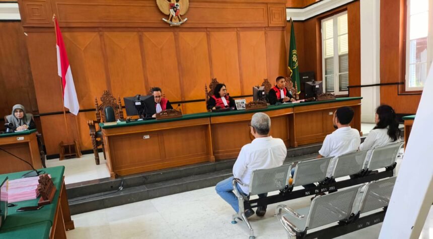Pengadilan Negeri Makassar kelas 1A ketika Jaksa Penuntut Umum mengumumkan tuntutan pidana terhadap tiga terdakwa korupsi gaji honorer di Dinas Kesehatan Kabupaten Enrekang, (9/7/2024).