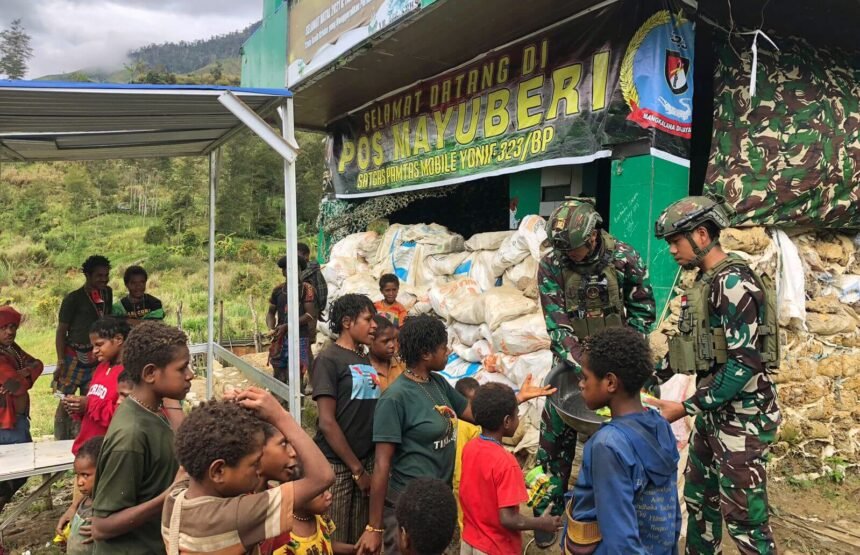 Warga Mayuberi bergembira mendapat sembako, (11/7/2024). (Dok. PenKoopTNI/HO)