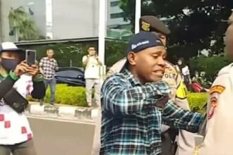 Fritz Alor Boy, kritikus ternama asal Alor menyampaikan kritik tajam terhadap polisi yang bertugas mengamankan aksi, (12/7/2024).