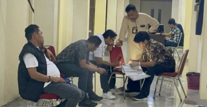 Polisi melakukan penggeledahan di ruang arsip Kantor Walikota Parepare pada Jumat lalu (19/7/2024).