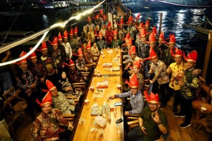 Danny Pomanto ajak tamu di F8 Makassar menikmati keindahan laut Kota Makassar sembari menyeruput teh dan kopi di atas kapal Pinisi, (26/7/2024).