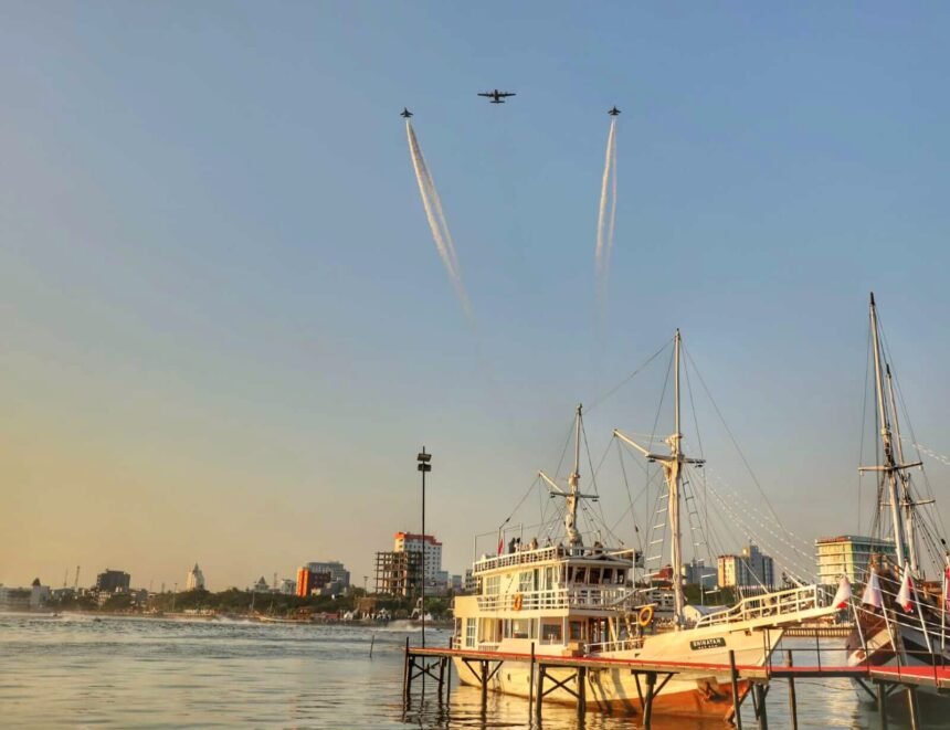 Pesawat Boeing 737-200 Milik Skadron Udara 5 Lanud Sultan Hasanuddin Hibur Pengunjung F8 Makassar, Juli 2024.