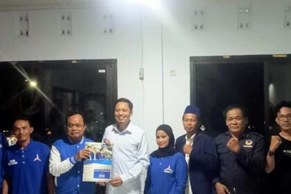 Foto penyerahan rekomendasi Partai dari DPP yang diserahkan oleh pengurus DPC partai Demokrat kabupaten Enrekang di Idiologi coffe