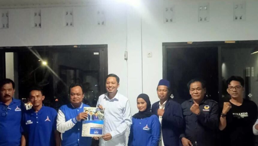 Foto penyerahan rekomendasi Partai dari DPP yang diserahkan oleh pengurus DPC partai Demokrat kabupaten Enrekang di Idiologi coffe