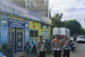 Polres Pelabuhan Makassar tertibkan parkir liar di Jalan Soekarno-Hatta, Selasa (30/7/2024). (Tim)