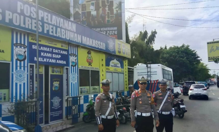 Polres Pelabuhan Makassar tertibkan parkir liar di Jalan Soekarno-Hatta, Selasa (30/7/2024). (Tim)