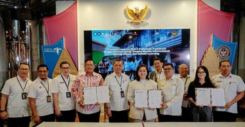Penandatanganan MoU Poltekpar Makassar dengan Lion Group, Martha Tilaar, dan Infinite Learning, Senin (29/7/2024). 