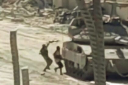 Pejuang hancurkan tank merkava dari jarak dekat, (3/7/2024). (palestinepost/ho)
