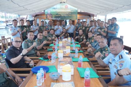 Kejati Sulsel dan TNI bahas koordinasi bidang pidana militer di atas kapal Phinisi, (2/7/2024).