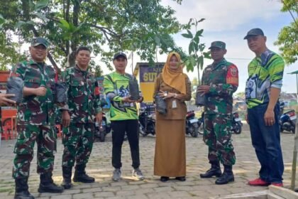 Danramil Panakkukang-Manggala mengajak warga jaga lingkungan bersama, Senin (5/8/2024).