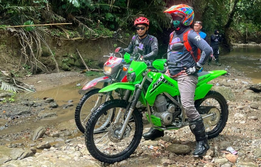 Kapolres Enrekang pimpin komunitas Bhayangkara Team Trail Adventure di event JWM-3 Kabupaten Enrekang, (3/8/2024).