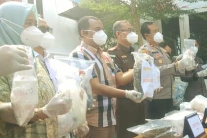 Kejaksaan Negeri melalui Cabang Kejaksaan Negeri Makassar menggelar pemusnahan barang bukti di Pelabuhan Makassar, Kamis (8/8/2024).