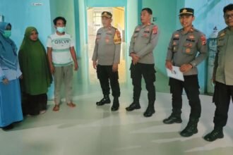 Polres Enrekang salurkan bantuan Program Enrekang Police Care, (7/8/2024) di RSUD Massenrempulu.