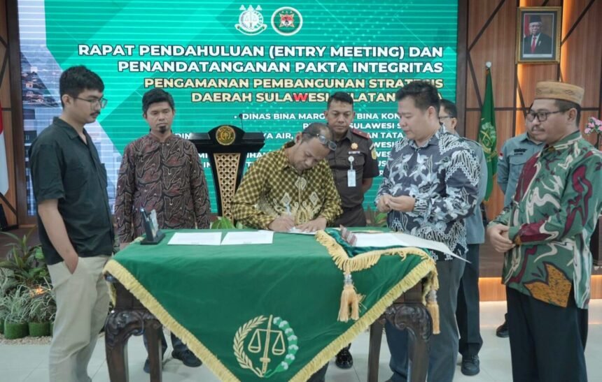 Wakil Kepala Kejaksaan Tinggi (Wakajati) Sulawesi Selatan, Dr. Teuku Rahman, S.H., M.H., memimpin kegiatan Entry Meeting sekaligus menandatangani Pakta Integritas Pengamanan Pembangunan Strategis bersama sejumlah instansi penting di Provinsi Sulawesi Selatan.