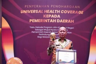 Pemerintah Daerah Kabupaten Enrekang menerima penghargaan bergengsi Universal Health Coverage (UHC) yang diberikan langsung oleh Wakil Presiden Republik Indonesia, KH. Ma'ruf Amin, pada Kamis, 8 Agustus 2024.